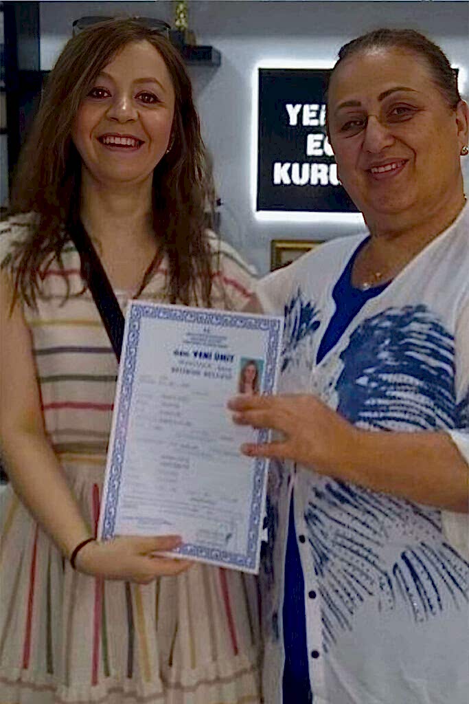 Ayakkabı tasarım ve modelistlik eğitimi başarı sertifikası alan bir öğrenci.