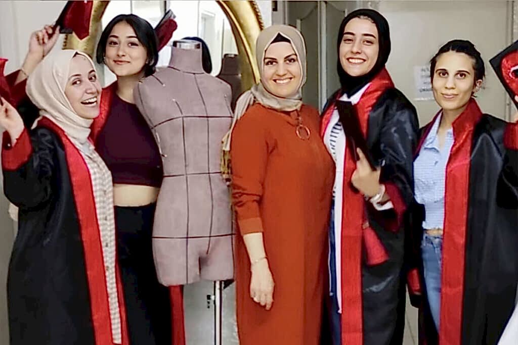 Bilgisayarlı modelistlik Gerber eğitimi sonunda verilen uzmanlık sertifikası takdimi.