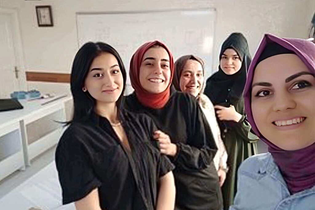 Dikiş kursunu tamamlayan öğrencilerin sertifikalarını aldıkları heyecanlı anlar.