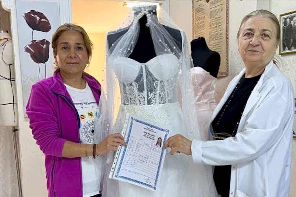 Gelinlik dikim kursu dönem sonu töreninde kursiyerler ve hazırladıkları gelinlikler.