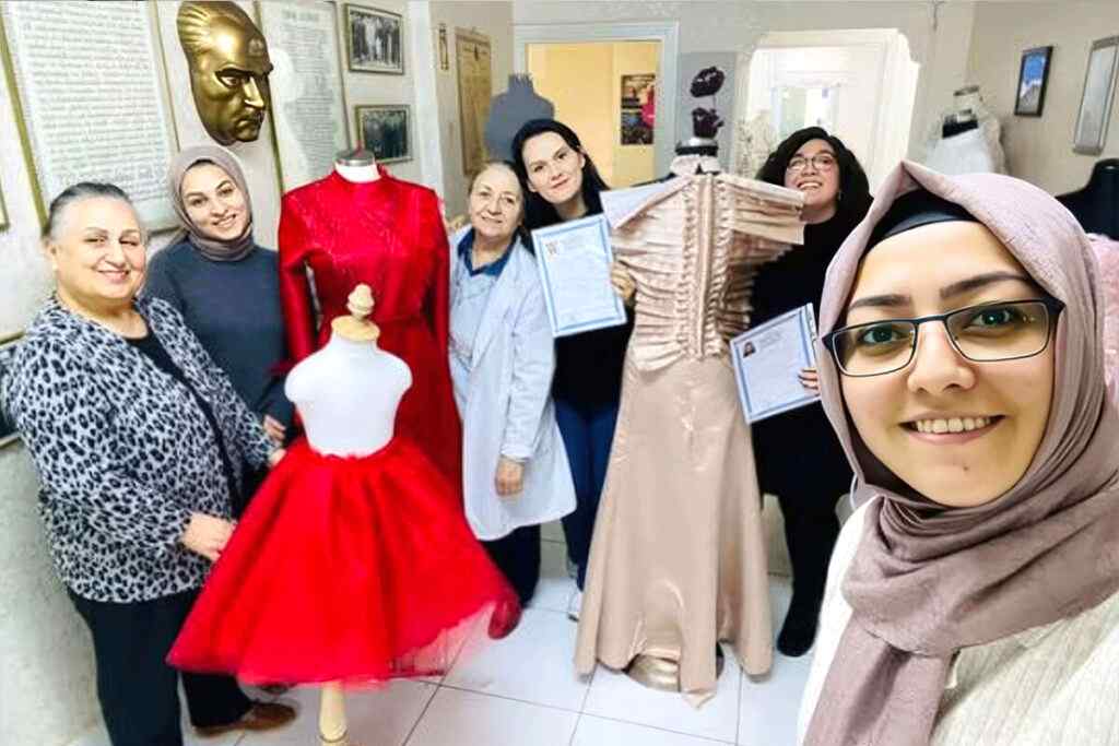 Yeni Ümit Moda Akademisi dönem sonu sertifika töreninde öğrenciler ve eğitmenler toplu halde.