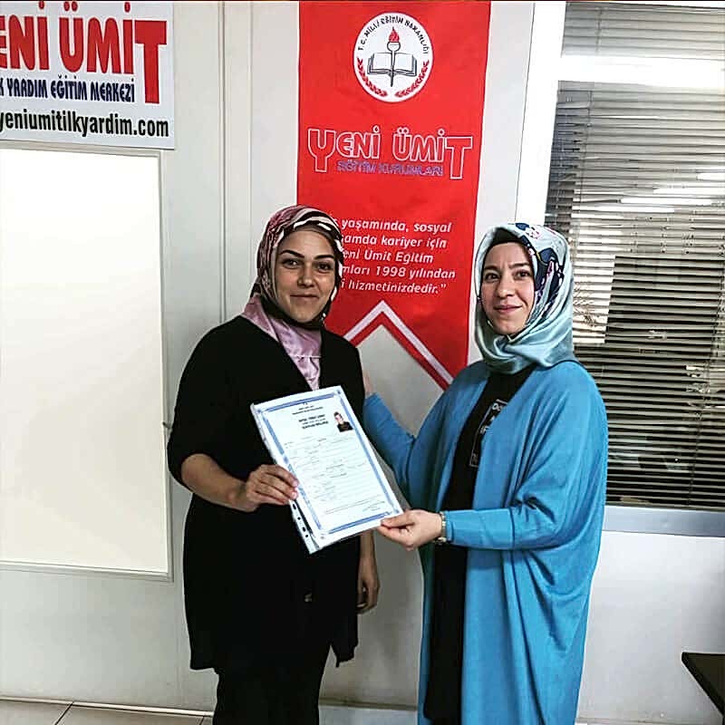 Yeni Ümit stilistlik kursu öğrencileri mezuniyet gününde tasarımlarıyla birlikte.