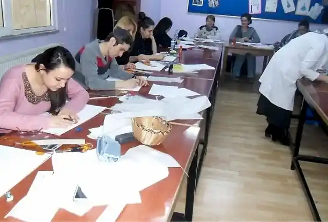 Yeni Ümit Modelistlik Kursu'nda eğitim alan öğrenciler sınıfta çalışırken