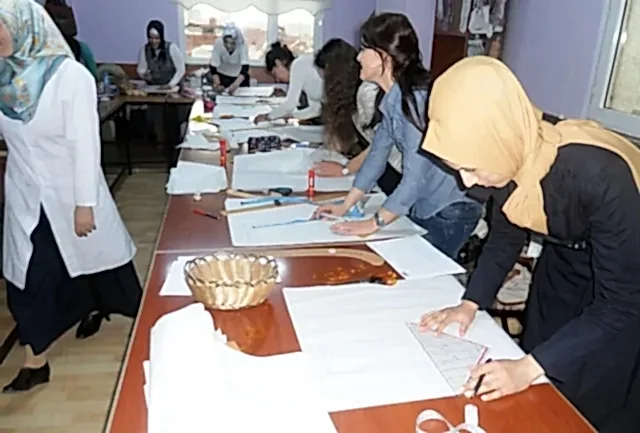 Modelistlik kursunda eğitmen ve öğrenciler grup çalışması yapıyor.